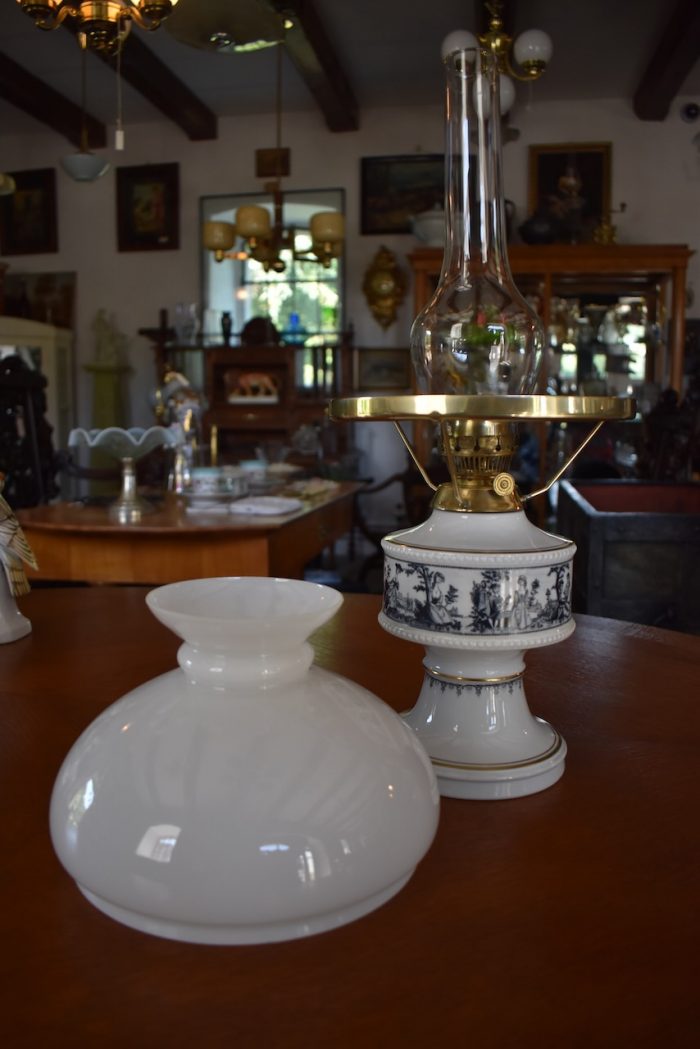 Petrolejová lampa z Durinské porcelánky WALENDORF