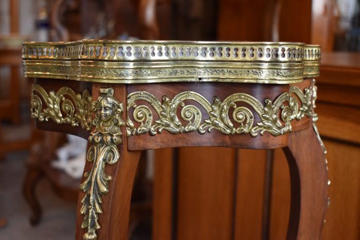 Starožitný stolek s mramorem