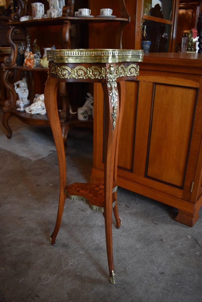 Starožitný stolek s mramorem
