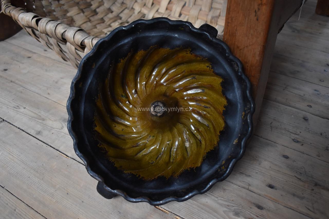 Větší starožitná kameninová bábovka Větší starožitná kameninová bábovka