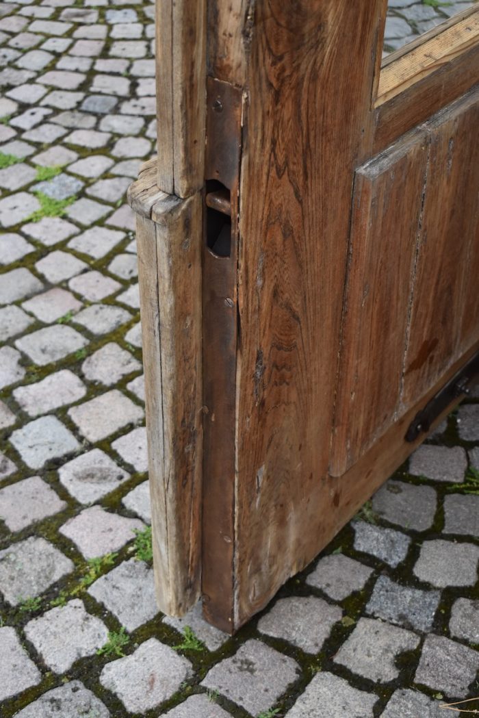 Obrovské starožitné vchodové dveře