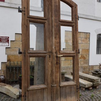 Obrovské starožitné vchodové dveře