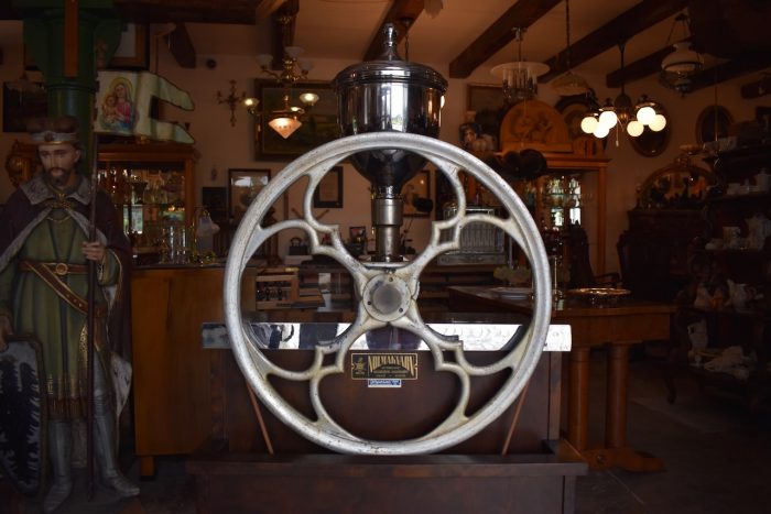 Unikátní starožitný mlýnek poháněný elektromotorem