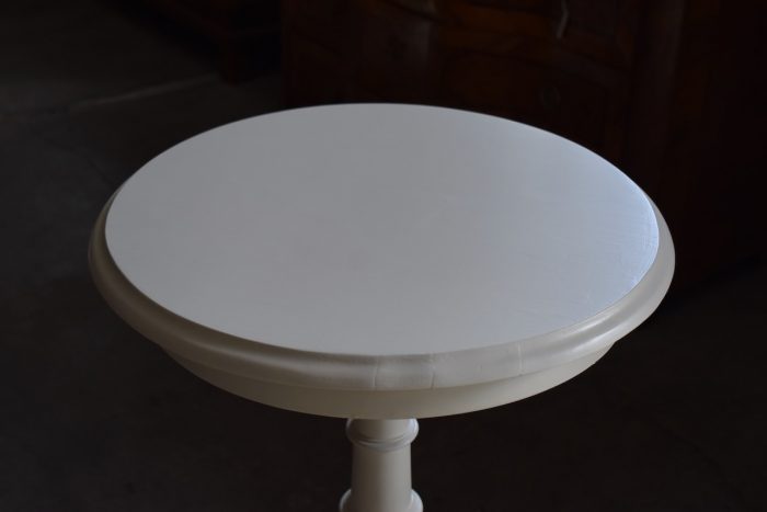 Vyšší romantický bíle natřený stolek