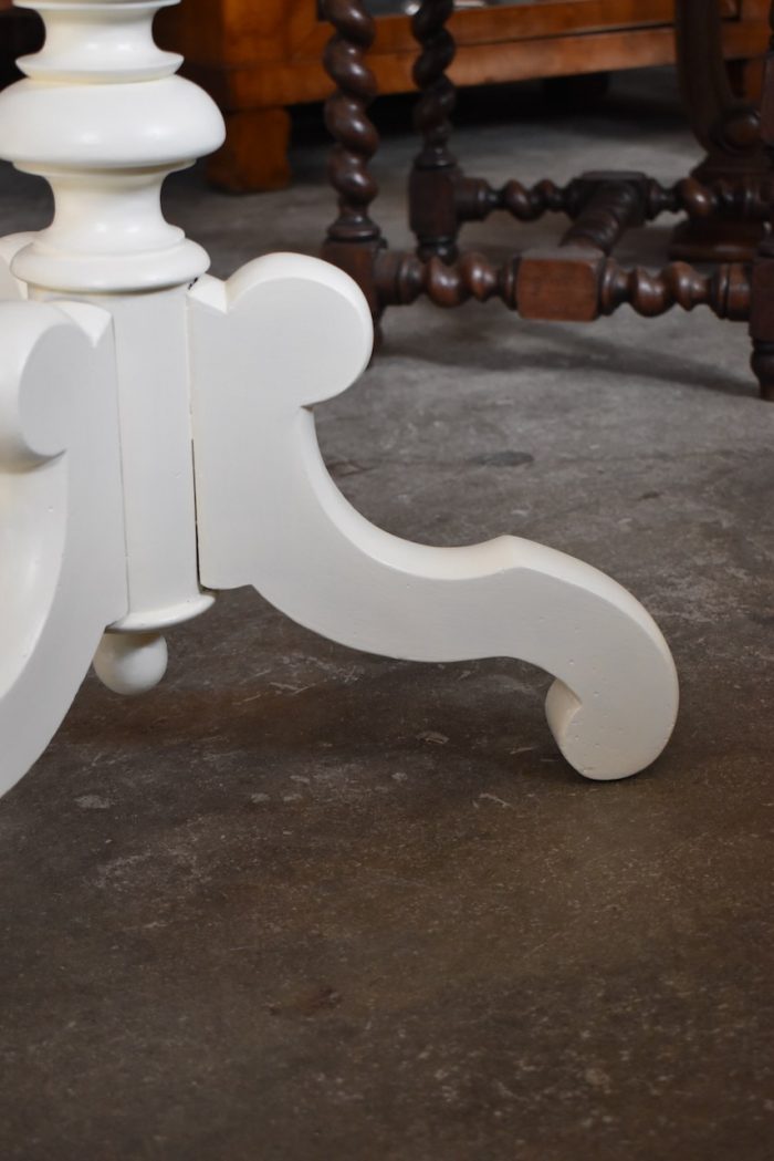 Vyšší romantický bíle natřený stolek