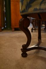 Veliký starožitný rozkládací stůl s osmi židlemi
