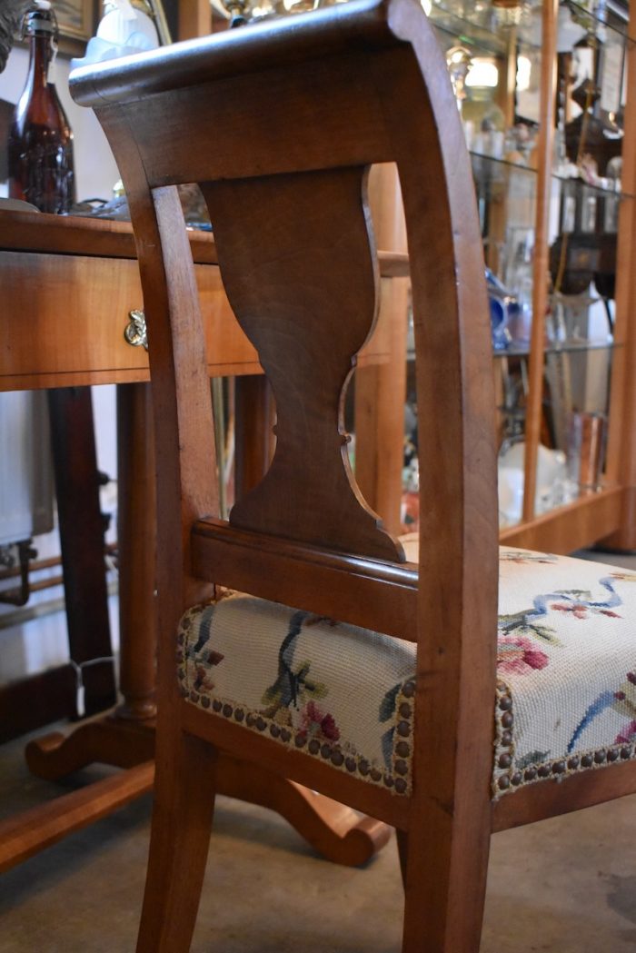 Starožitná stylově ušlechtilá ořechová židle