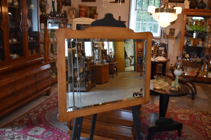 Širší zrcadlo ve starožitném secesním rámu