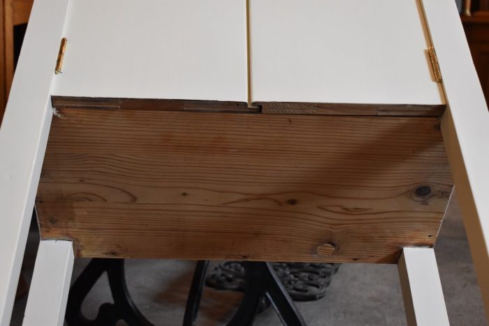 Praktický starožitný stolek či skříňka