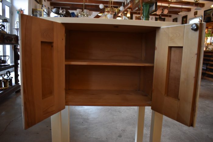 Praktický starožitný stolek či skříňka