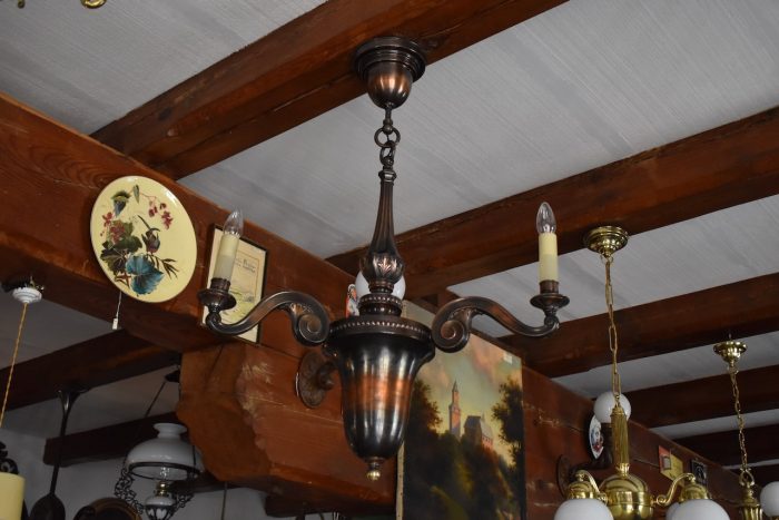 Romantický starožitný tří-ramenný svíčkový lustr