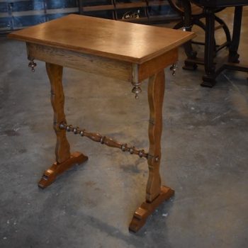 Starožitný šicí stolek