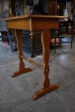 Starožitný šicí stolek