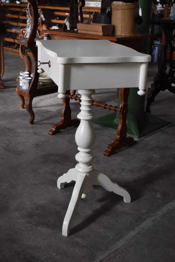 Starožitný elegantní stoleček