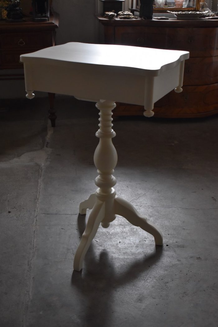 Starožitný elegantní stoleček