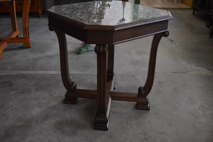 Starožitný dubový stolek řezbářsky