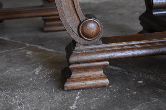 Starožitný dubový stolek řezbářsky