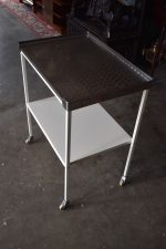 Celokovový retro stolek