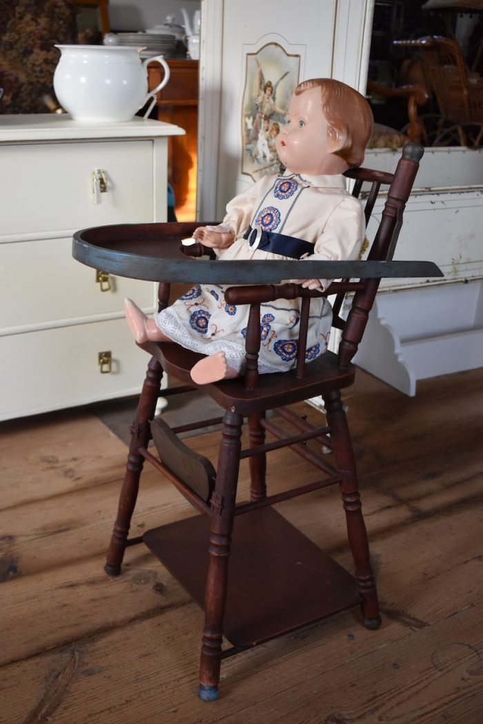 Dětská hračka - starožitná skládací sedačka