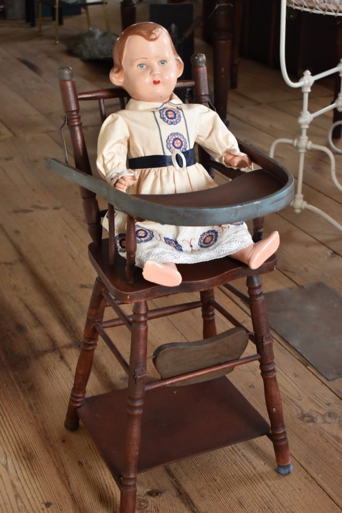 Dětská hračka - starožitná skládací sedačka