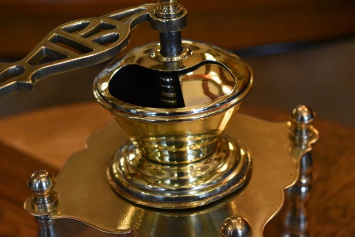 Hezký starožitný kávomlýnek ze zlatě leštěné mosazi