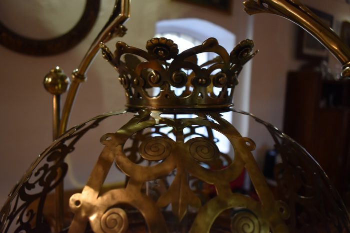Luxusní a atypicky veliká starožitná lampa či lustr