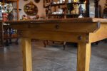 Robustní starožitný stůl