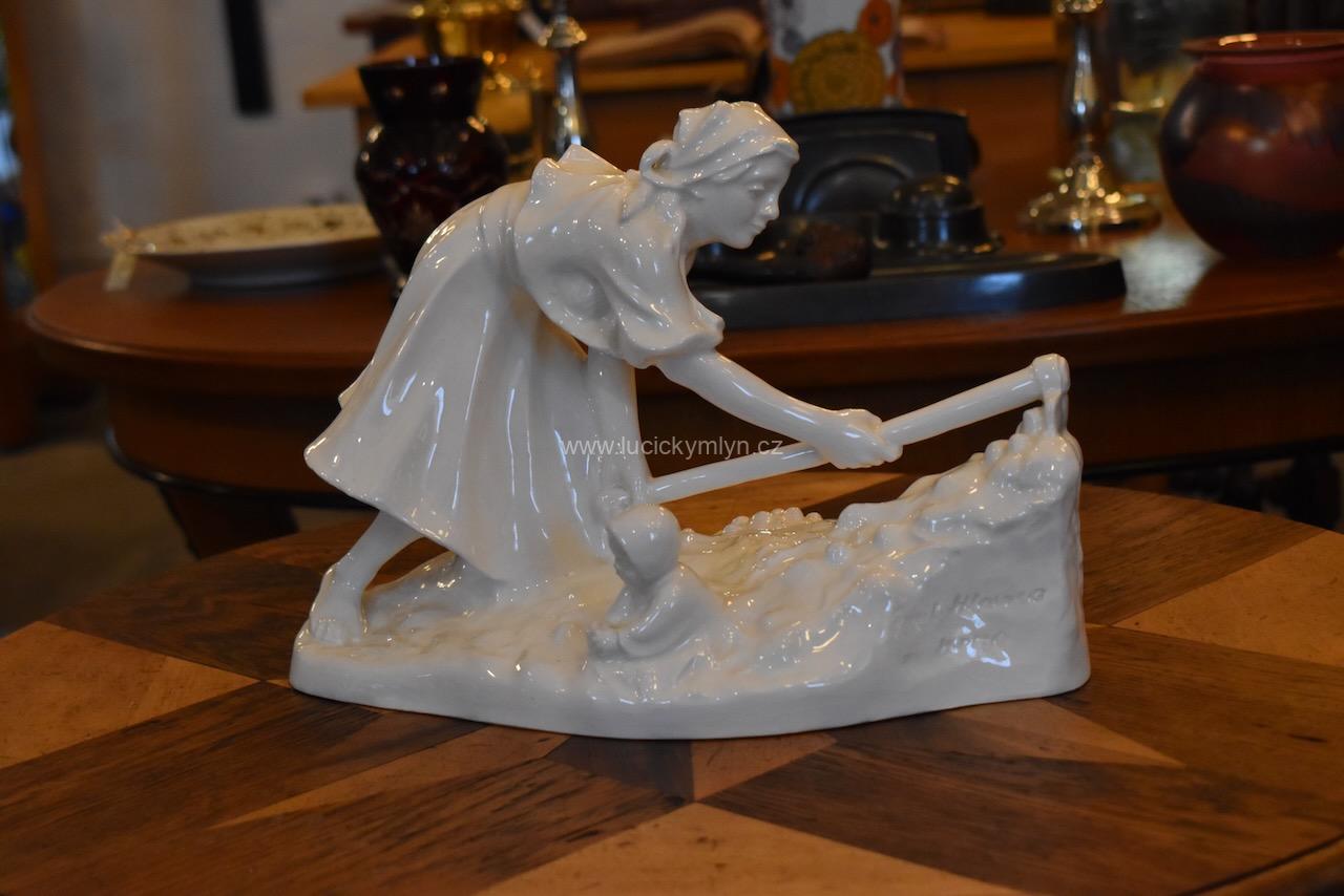 Starožitná soška selky Pexider Letovice, Emil Hlavica Starožitná soška selky Pexider Letovice, Emil Hlavica