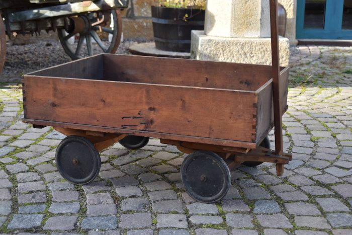 Prvorepublikový starožitný vozík