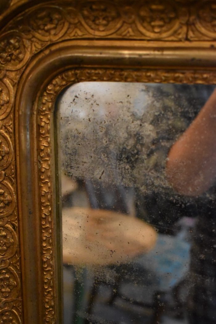 Starožitné honosné zrcadlo v bohatě řezaném a zlaceném rámu