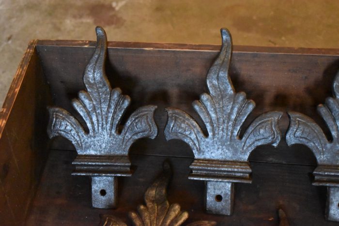 Starožitné dekorativní prvky z lité oceli 11 kusů