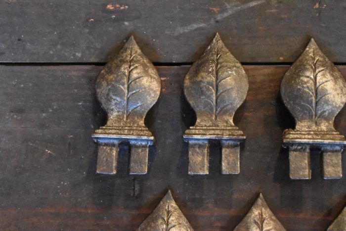 Starožitné dekorativní prvky z lité oceli 7 kusů