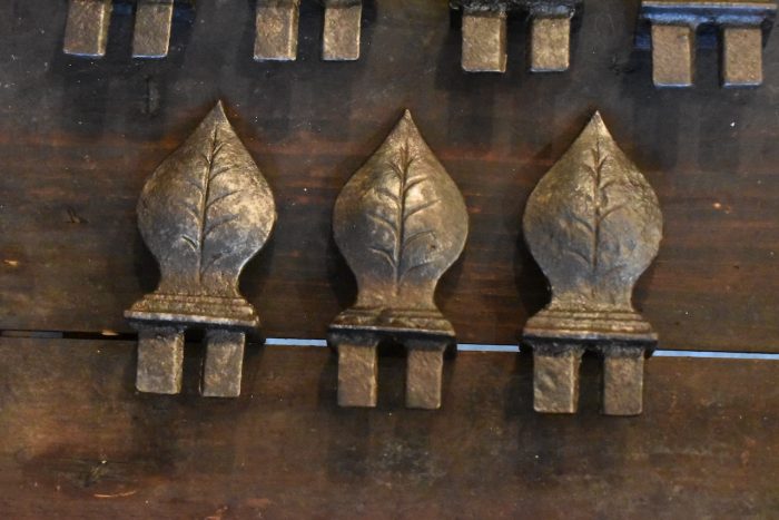 Starožitné dekorativní prvky z lité oceli 7 kusů