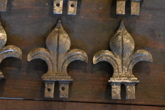 Starožitné dekorativní prvky z lité oceli 8 kusů