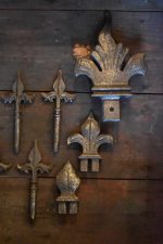 Starožitné dekorativní špičky z lité oceli