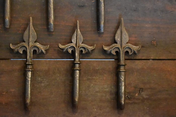 Starožitné dekorativní špičky z lité oceli