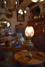 Větší starožitná lampa z plasticky zdobené a leštěné mosazi