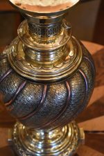 Větší starožitná lampa z plasticky zdobené a leštěné mosazi