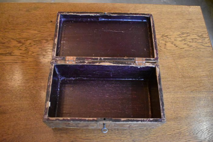 Nákladně zdobená starožitná památeční krabička