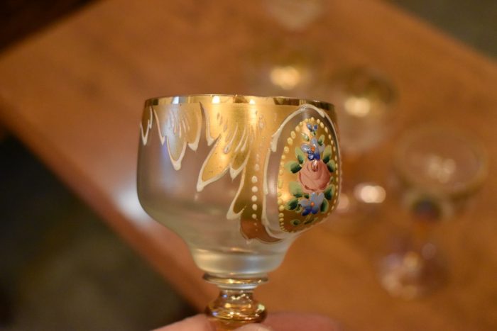 Secesní malovaná starožitná likérová sada z foukaného skla