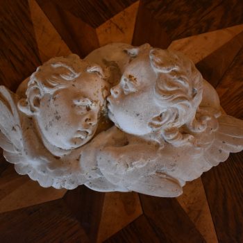 Nástěnná barokně romantická plastika – okřídlení andílci