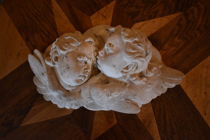 Nástěnná barokně romantická plastika – okřídlení andílci