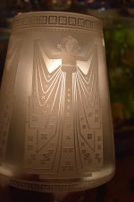 Vídeňská starožitná lampa z foukaného mléčného skla