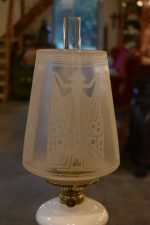 Vídeňská starožitná lampa z foukaného mléčného skla