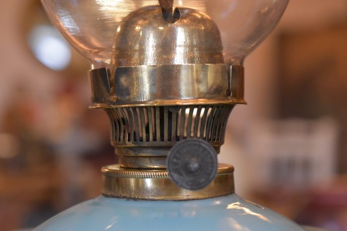 Světle modrá starožitná lampa