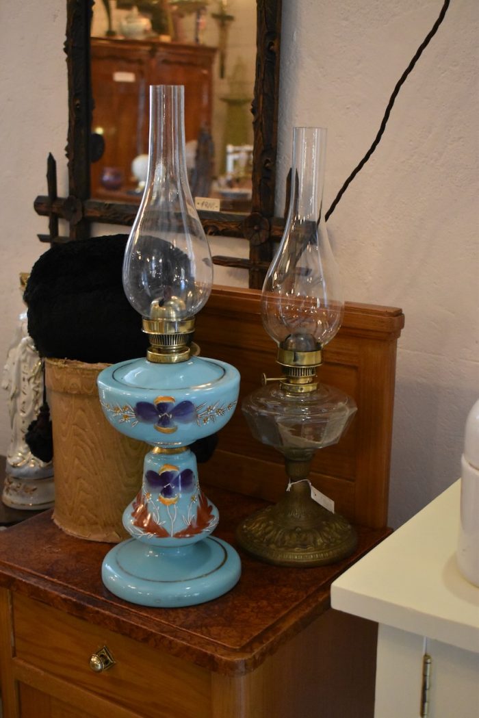 Světle modrá starožitná lampa