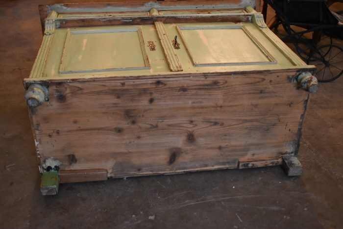 Starožitná úložná skříňka zvaná spodek