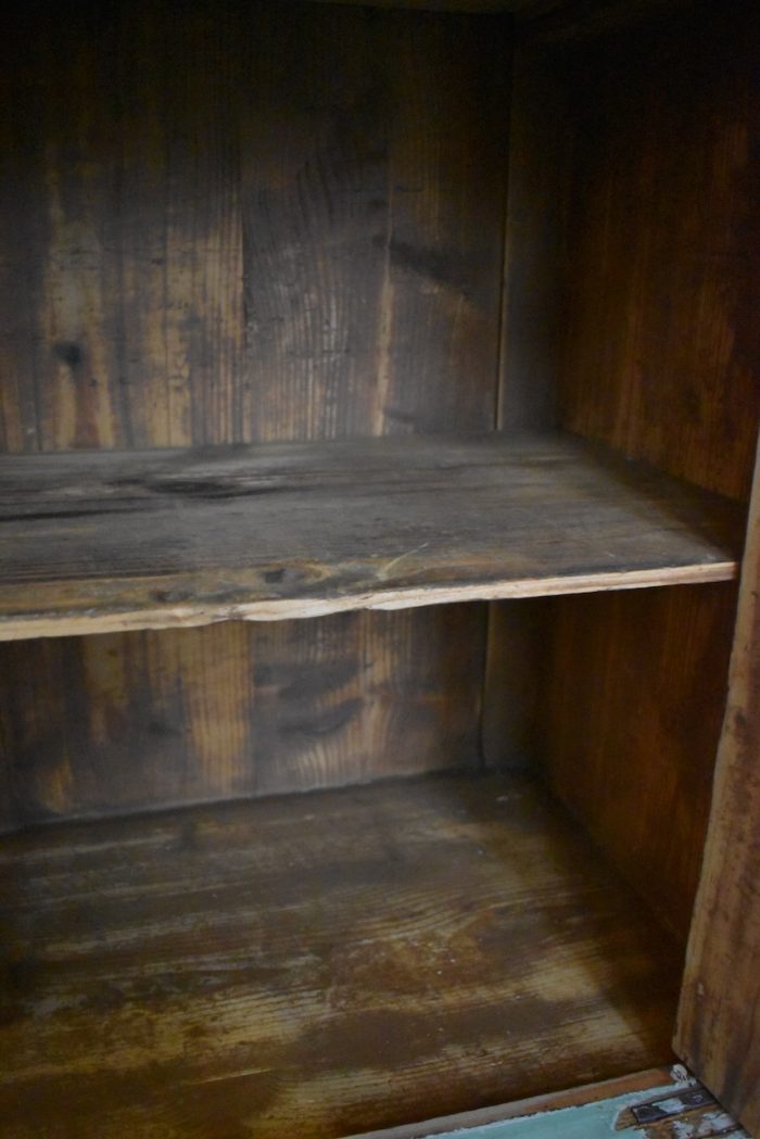 Starožitná úložná skříňka zvaná spodek