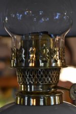Krásný starožitný petrolejový lustr zhotovený z umělecké litiny