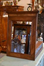 Menší starožitné zrcadlo v neorenesančním ořechovém rámu